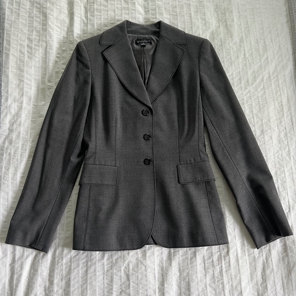 TAHARI 2-Piece Pantsuit. Grey.  Size 2 - Picture 2 of 4